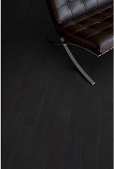 Déco salon design avec sol PVC lames adhésives aspect teck noir ébène Gerflor chez Leroy Merlin 