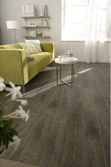 Poser un sol PVC lames adhésives aspect parquet ancien dans salon contemporain. Gerflor chez Leroy merlin