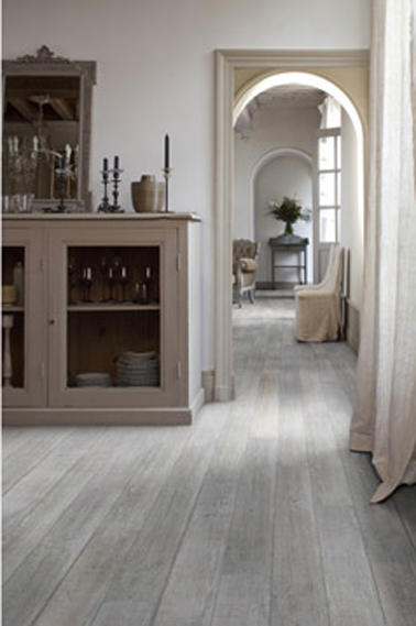 Sol PVC en lame imitation parquet gris. Largeur des lames : 15 cm Gerflor chez Leroy Merlin  