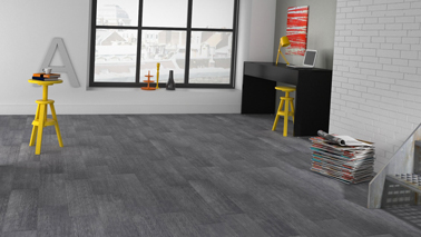 Imitation bluffante d'un sol béton esprit loft avec ce sol PVC lames auto-collantes couleur gris béton chez Saint Maclou