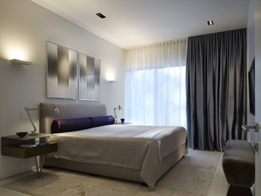 Accrocher les rideaux le plus près du plafond pour agrandir une petite chambre une astuce déco imparable. les pans de rideaux donneront de la hauteur à la chambre