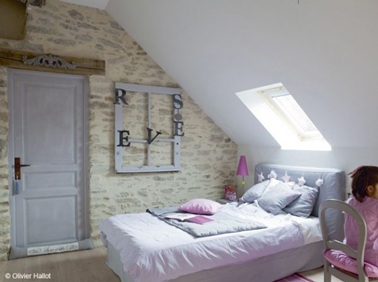 Pour agrandir une petite chambre sous les toits placer le lit sous la pente et laisser les murs les plus hauts dégagés qui peuvent ^tre décorés de petits cadres ou déco