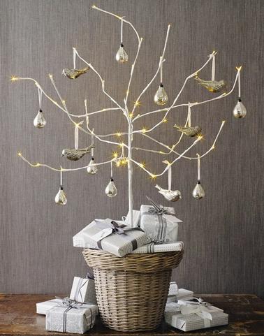 Arbre de Noël en branche bois à faire soi-même Sapin de Noël réalisé avec une branche d'arbre blanchie posée dans panier osier et décoration or et argent