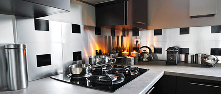La crédence de cuisine avec du carrelage adhésif inox ou aluminium une solution pour l'aménagement ou la rénovation de la cuisine. Les carreaux d'inox se découpent facilement à la scie.