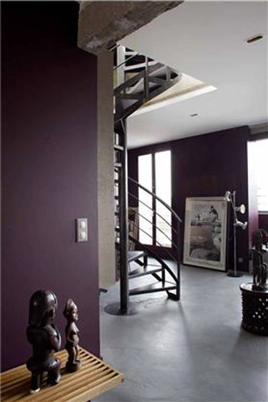 Une peinture couleur prune pour la déco de l'entrée d'un appartement style loft Couleur prune et gris pour la déco de l'entrée d'un appartement style industriel Peinture Tollens