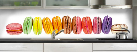 Crédence adhésive sur support verre motif macarons gourmands sur support verre blanc. Réf Macarons chez C Ma Crédence