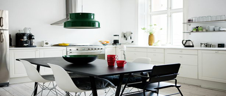 decoration cuisine blanche : meubles, plan de travail blanc, table et chaises noires