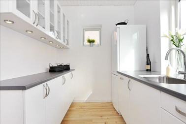Une cuisine étroite blanche avec un sophistiqué plan de travail stratifié gris Le basique fait son grand retour près des fourneaux ! Pour preuve, cette cuisine blanche qui met en avant un mobilier de cuisine simple et peu onéreux avec un plan de travail gris pour la touche de modernité. Etroite cette pièce lumineuse opte pour un parquet en chêne clair chaleureux. Une association de valeurs sûres déco pour une pièce subtile sans artifice…le tout sans vider son porte monnaie !