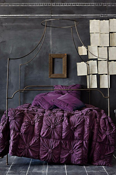 Deco chambre couleur violet aubergine avec une peinture gris anthracite pour la déco de chambre baroque 
