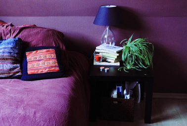 Déco chambre total en violet total look ponctué de touche de noir et de vert