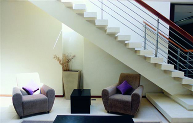 Déco d'une entrée de maison contemporaine avec une peinture et un escalier blanc Une déco d'entrée et escalier d'une maison contemporaine qui mise sur le tout blanc et les éclairages indirects pour créer une ambiance feutrée