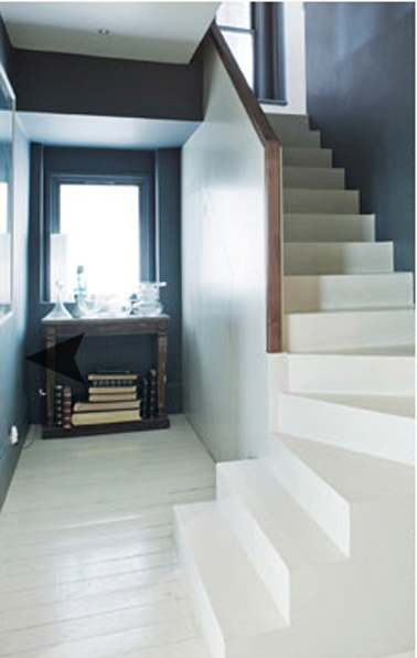 Bleu et blanc pour la déco de l'entrée d'une maison ancienne. Murs peints en bleu marin, sol parquet et escalier peints peinture pour sol Farrow & Ball couleur blanc finition brillant