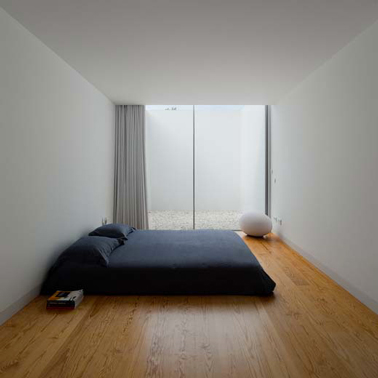 Pour agrandir une chambre misez sur une déco minimaliste, éliminez le plus possible les accessoires et préférez une ambiance zen