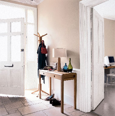 La couleur lin, c’est sûr apporte à la décoration d'une pièce une note élégance. Alors pas étonnant qu’elle soit une des couleurs de peinture que l'entrée adore sur ses murs ! Marié à une peinture blanche si l'on doit repeindre la porte d'entrée et les boiseries, la console, les petits meubles, surtout si ils sont en bois sont une petite merveille d'élégance. Peinture Astral gamme Echappée.
