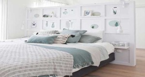 Un DIY déco pour fabriquer une tête de lit à partir de planches en bois mises en couleur avec une peinture ou une cire et tête de lit en bois flotté