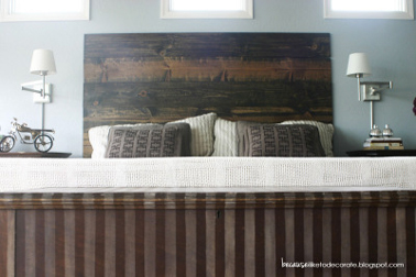 Tête de lit bois fabriquée avec 6 planches en pin de 30 cm de large et teintée chêne foncé puis cirée