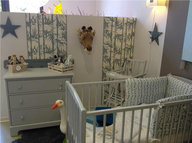 decoration chambre bébé avec papier peint lés uniques motifs bambou vert tendre, peinture et meubles gris pastel