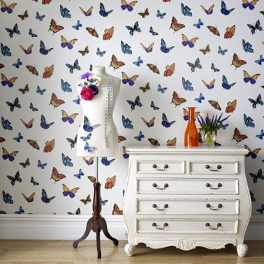 papier peint design dans chambre adulte motif envolés de papillons de couleur
