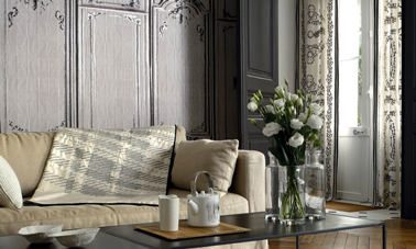 Donnez du style à la déco du salon avec un papier peint trompe l'oeil porte hausmanienne couleur gris clair