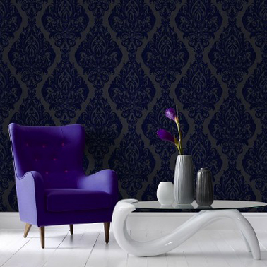 Déco salon design avec un papier peint vintage bleu intense associé fauteuil bleu et table basse design 