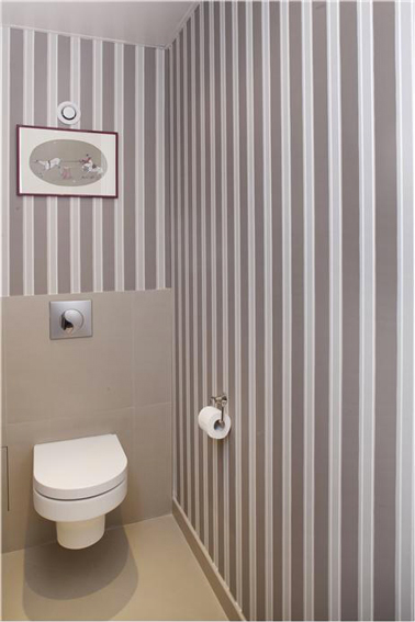 Déco WC avec un papier peint à rayures taupe et blanche