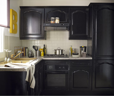 Repeindre des meubles de cuisine avec la peinture pour meuble GripActiv' V33 couleur Hirondelle noir en vente chez Leroy Merlin
