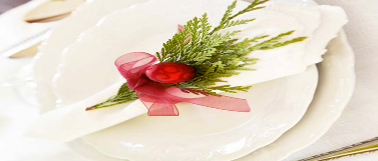Déco de table de Noël moderne ou traditionnelle, un pliage de serviette original est le petit plus qui personnalise la table. Découvrez nos idées faciles à réaliser pour passer maître du pliage de serviette à Noël