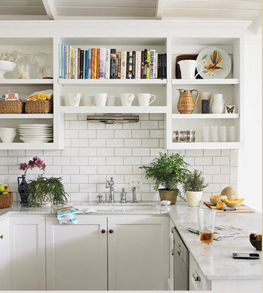 Relooker une cuisine rustique avec une peinture blanche Une peinture blanche pour relooker ses meubles de cuisine rustique et repeindre les étagères de rangement au-dessus de l’évier la crédence en carrelage blanc de style carrelage métro est restée dans son jus . Quelques touches de vert pour dynamiser l’ensemble et la cuisine se fait toute belle !