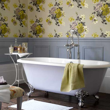 Ambiance rétro pour une salle de bain grise et blanche avec ce papier peint à grandes fleurs jaunes et grises