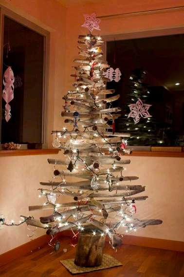 Un Sapin de Noël en bois flotté Les branches sont assemblées sur une petite bille de bois, guirlande lumineuse et sujets en verre transparent