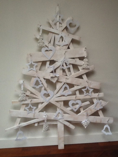 Sapin de Noël blanc à faire avec planches en bois Des chutes de bois assemblées et peintes en blanc pour un joli sapin de Noël
