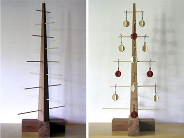Sapin de Noël en bois aux lignes design. Ossature en Teck décorations boules fabriquées avec du carton de couleur