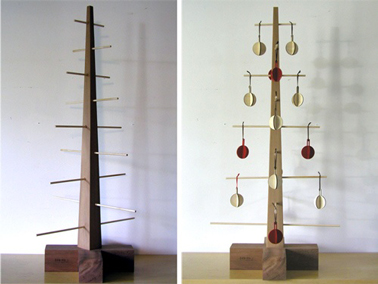 Sapin de Noël en bois à faire soi-même Sapin de Noël en bois aux lignes design. Ossature en Teck décorations boules fabriquées avec du carton de couleur