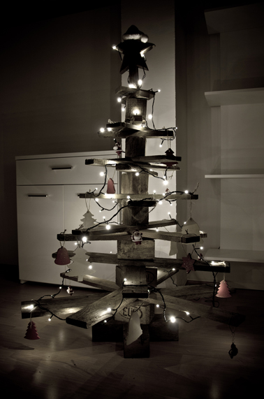 Sapin de Noël en bois avec planches palettes bois, décoration sapin carton blanc et guirlande lumineuse