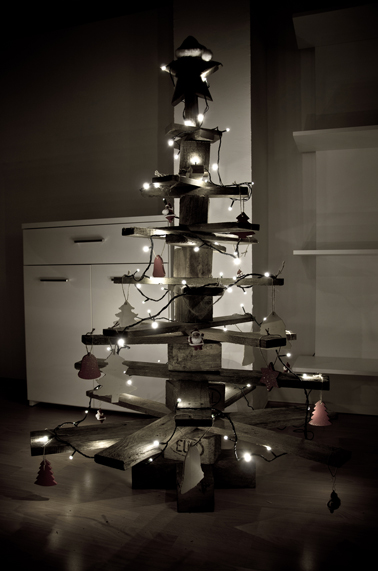 Sapin de Noël en bois décoré d'un guirlande lumineuse blanche Sapin de Noël en bois avec planches palettes bois, décoration sapin carton blanc et guirlande lumineuse