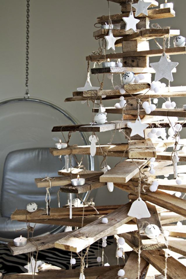 Sapin de Noël en bois décoration blanche Sapin de Noël fabriqué avec planches palettes bois, décoration boules et cloques en pâte à sel peinte en blanc