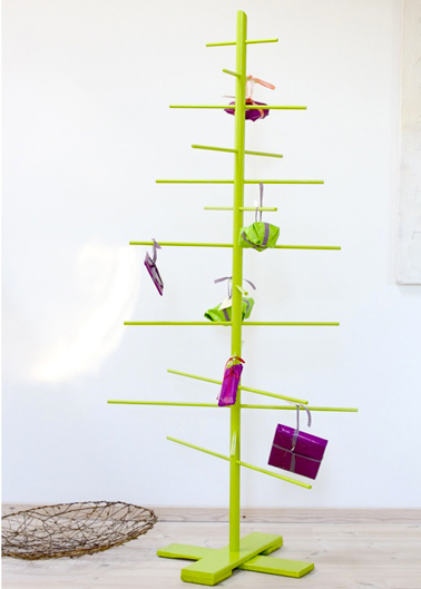 Sapin de Noël fabriqué avec baguettes en bois rondes peintes en vert anis, décoration paquet cadeaux couleur violet