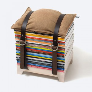 Le tabouret malin qui permet de ranger journaux et revues dans le salon