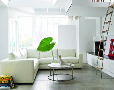 Bénéficiant d’un superbe plafond accueillant les pièces en mezzanine, la déco de ce salon design sait créer une ambiance cocooning autour du canapé de cuir blanc cassé.