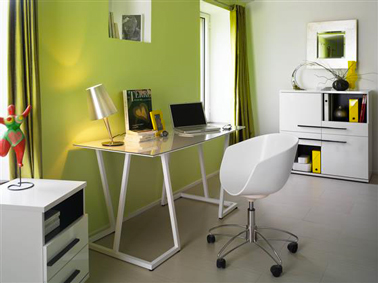 Aménagement coin bureau couleur vert pistache et blanc Tollens Vert, gris perle et blanc, une palette couleurs harmonieuse pour penser l'aménagement et la décoration d'un bureau à la maison qui crée un équilibre entre teintes calmes et dynamiques. Ici c'est un vert pistache qui couvre un seul mur et qui est repris dans la même tonalité pour les rideaux tandis que le reste des murs est peint en blanc. Le sol gris clair sublime la douceur du vert pistache. Couleurs peinture : vert pistache T2050-6, gris clair T2180-6 peinture gamme Totem de Tollens.
