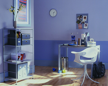 Aménagement coin bureau dans maison avec peinture nuances de violet Aménager un coin bureau dans la maison ça ne dispense pas de se permettre des jeux de couleurs de peinture dans les nuances de violet, avec un sol en parquet blond c'st top pour travailler tranquille à la maison. Couleur Peinture Dulux valentine