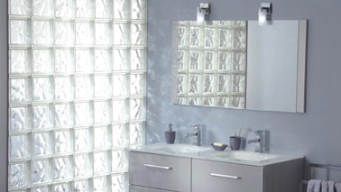 Une cloison en brique de verre, Idéale pour séparer l'espace entre salle de bain et la chambre tout en bénéficiant d'une luminosité maximale
