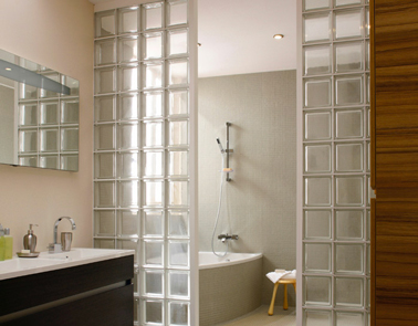 Donner plus d'intimité au coin baignoire dans la salle de bain avec une cloison de brique qui sépare de l'espace lavabo