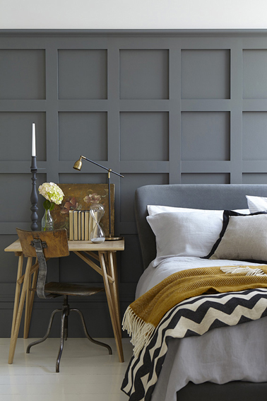 peinture grise dans chambre adulte Peinture chambre adulte couleur gris Eboulis (227), tête de lit en tissu dans le même gris. Little Greene.
