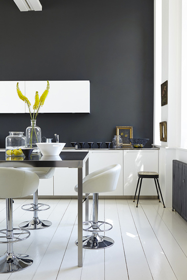 Dans cette cuisine design, une peinture gris anthracite pour mettre en valeur les lignes sobres des meubles de cuisine aux façades finition laqué blanc