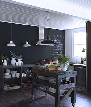 Déco d'une cuisine en noir et blanc : Mur peint avec peinture à tableau noir en harmonie avec ilot central et console en bois noir