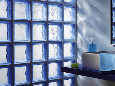 cloison brique de verre blanc joint bleus dans salle de bain. Plan de travail et peinture murale  bleu assorti