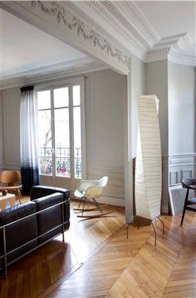 Une deco de salon haussmannien baigné de lumière avec peinture murale blanc rechauffé par le parquet chêne doré
