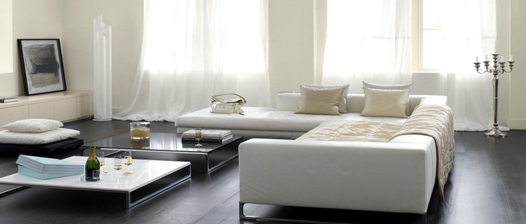 Un salon blanc crée une ambiance apaisante, procure un sentiment de bien-être dans un espace serein. Nos idées déco de salon blanc pour vous inspirer.