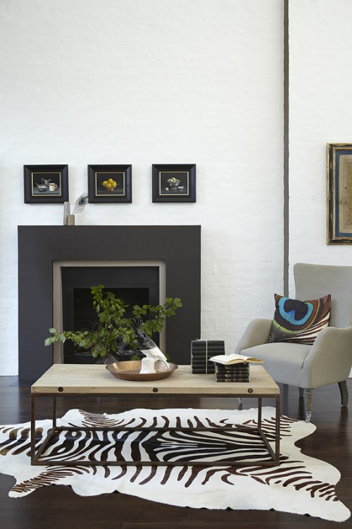 peinture grise et chocolat dans salon Déco salon, sur les murs peinture grise ref Shallows, cheminée peinte Couleur Chocolat (124) de Little Greene avec un parquet chêne foncé et tapis peau et touches de chocolat qui renforcent l'impression cocooning du salon